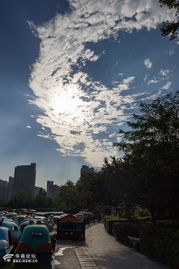 西安雨后雙景 昨日彩霞映彩虹，今朝藍天繪白云